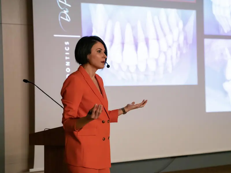 Dr. Dt. Pınar Demir Türkoğlu, kongrede sunum yaparken