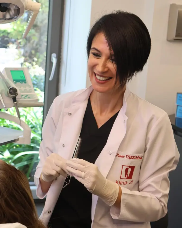Dr. Dt. Pınar Demir Türkoğlu, Klinik 29'da bir tedavi sırasında