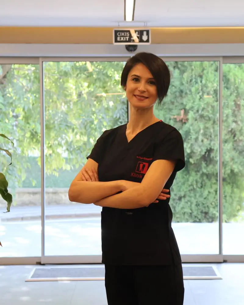 Dr. Dt. Pınar Demir Türkoğlu, siyah formayla Klinik 29 girişinde
